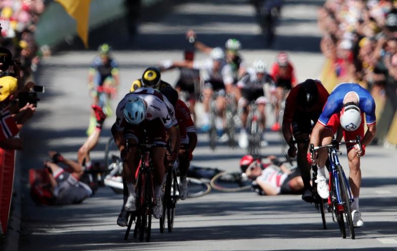 ببینید | اتفاقات عجیب در دوچرخه‌سواری «تور دو فرانس»: از رکابزنی در میان آتش تا پنجری با میخ!